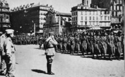 Les goums mixtes marocains défilant à Marseille après la prise de la ville, devant le général de Monsabert. / DR