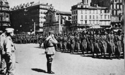 Les goums mixtes marocains défilant à Marseille après la prise de la ville, devant le général de Monsabert. / DR