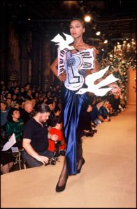 Yves Saint Laurent est l'un des premiers couturiers à faire défiler des top-modèles noirs. Ci-dessus, Katoucha, en 1988, avec une robe de la collection cubiste.Getty Images