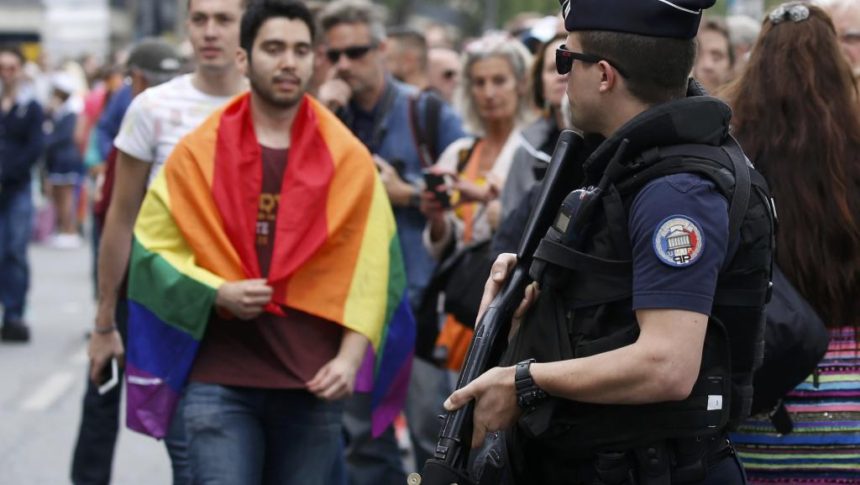 La Gay Pride 2016 à Paris. REUTERS/Gonzalo Fuentes
