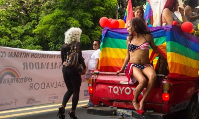 Des militants LGBTI défilent dans les rues de San Salvador pendant la marche de la Gay Pride LGBTI. Photographie de María Cidón Kiernan, publiée avec son autorisation.