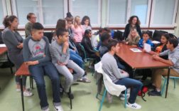 Les élèves écoutent, avec leurs professeurs, la restitution du travail d’un des groupes.Photographe: MS