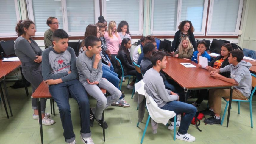 Les élèves écoutent, avec leurs professeurs, la restitution du travail d’un des groupes.Photographe: MS