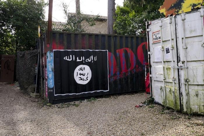 Un graffiti représentant le drapeau de l'État Islamique. Photo via Flickr.