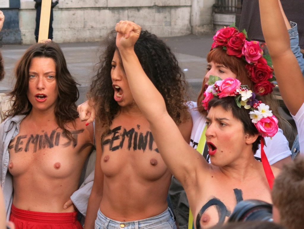 Des jeunes femmes, Femen ou pas, protestent contre la comparution de quatre membres des Femen pour « exhibition sexuelle », mercredi 31mai, à Paris. Crédit photo : Roxanne D’Arco