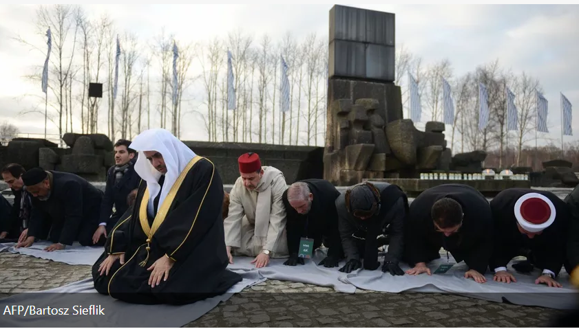 prière musulmane près du Mémorial d'Auschwitz,