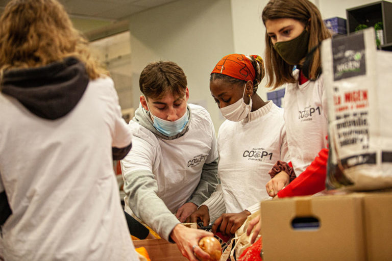 Etudiants les distributions alimentaires de l'association Co’p1 ne